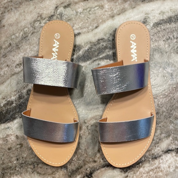 Size 7 1/2 Silver Metallic Sandle - Picture 1 of 3